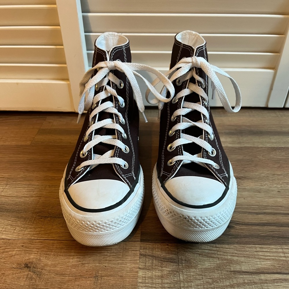 Woman’s Brown Chuck Taylor All Star Platform Converse - Size 7.5 -